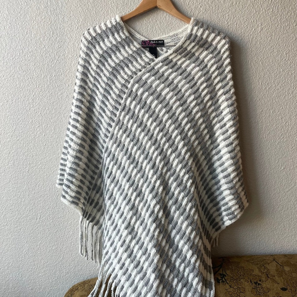 Peck & Peck Womens Poncho L/XL Gray White Acrylic Knit Fringe VNeck Wrap Sweater
